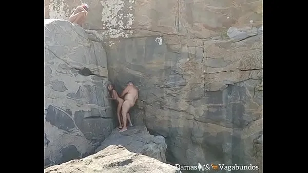 Guarda i video Sveltina sulla spiaggia osservata da due ragazze i senza rendersene conto guida