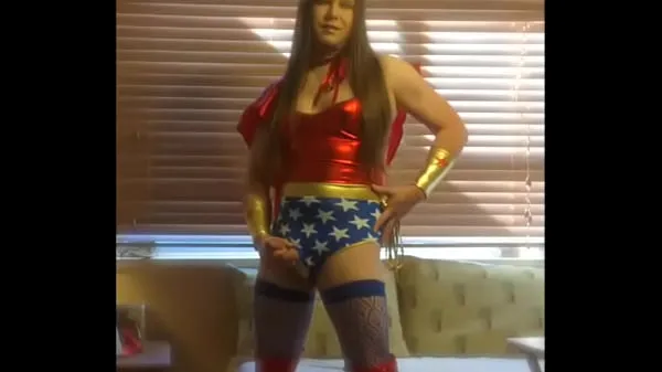 Oglejte si videoposnetke Joanie - Wonder Woman vožnjo