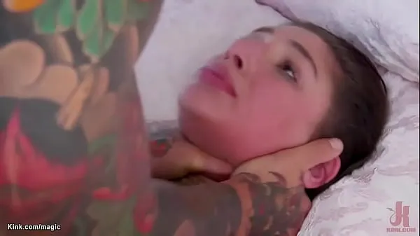 Bekijk video's Tattooed relative fucks and teen rijden