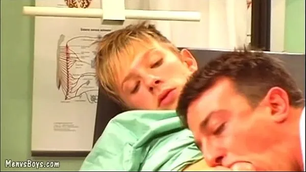 Tonton Horny gay doc seduces an adorable blond youngster memacu Video