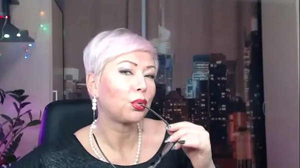ดูวิดีโอ The famous mature Russian webcam slut AimeeParadise demonstrates excellent dirty talk and hard dildo slotting in her wet insatiable cunt drive