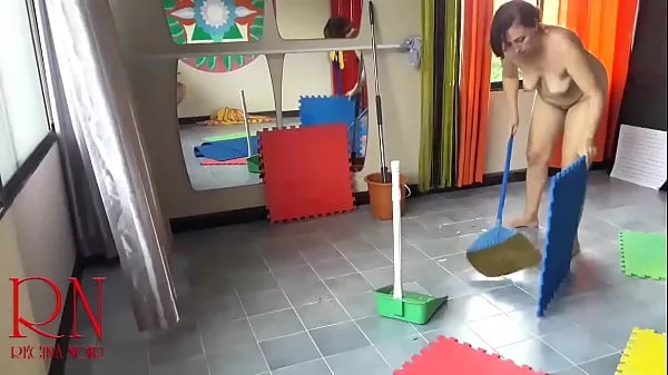 ดูวิดีโอ Nudist maid cleans the yoga room. A naked cleaner cleans mirrors, sweeps and mops the floor. scene 1 drive