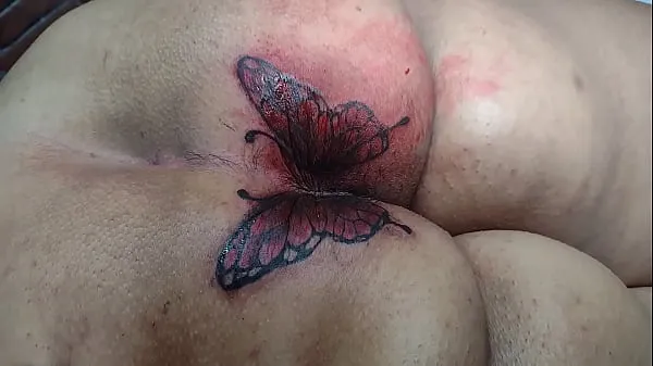 Regardez MARY BUTTERFLY refait son tatouage de cul, le mari ALEXANDRE a comme toujours tout filmé pour vous montrer les mecs à voir et à branler vidéos de conduite