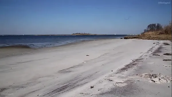 Tonton HoneyDippedC blows white guy on the beach , almost gets caught memacu Video