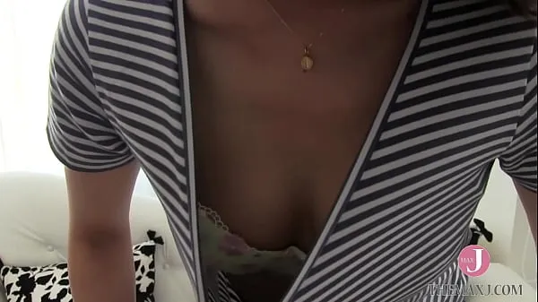 Regardez Maman avec un a un corps dodu et dit qu'elle ne sent pas ses seins, mais quand l'acteur la touche, elle a un mamelon bing vidéos de conduite