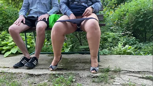 Sehen Sie sich Nuttige MILF pisst im Park in gepolsterte Höschen und gibt sie dem Wichser Videos an