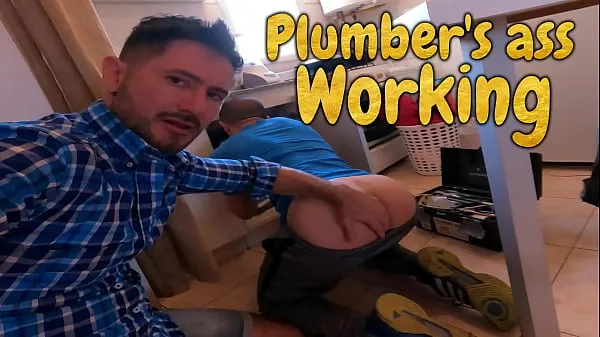 Sehen Sie sich Amateurtyp spreizt Plumber's und legt seine Pfeife hin - mit Alex Barcelona Videos an