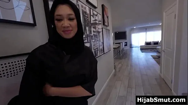 Παρακολουθήστε βίντεο Muslim girl in hijab asks for a sex lesson οδήγησης