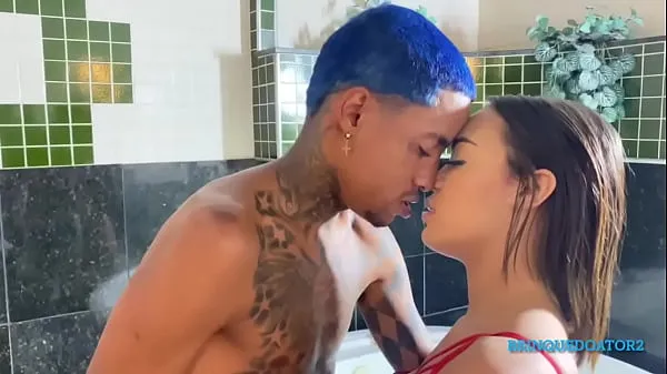 Mira Nadie es realmente puro, la joven se emociona y le da el pelo a Mc todo tatuado en la bañera! (Completa Sin Rojo videos de Drive