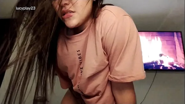 Oglejte si videoposnetke Horny Colombian model masturbating in her room vožnjo