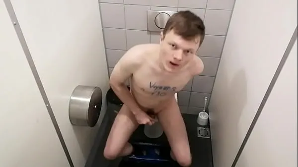 Pozrite si videá The guy jerks off his small cock in a public toilet and cums šoférujte ich