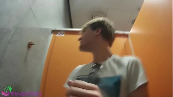 Regardez Amis du université s'amusant gay dans les toilettes publiques vidéos de conduite