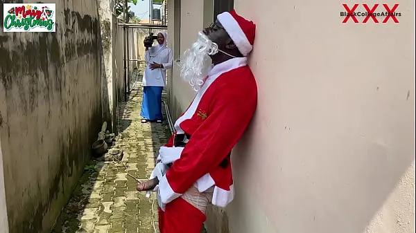 观看Christmas came earlier for naïve 18yo press girl on Hijab as Santa gave her hot Fuck outside the compound while she tries the new school camera (Watch hot full videos on RED驱动器视频