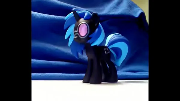 Podívejte se na videa Vinyl Scratch Cof řízení