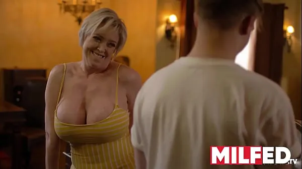 Oglejte si videoposnetke Mother-in-law Seduces him with her HUGE Tits (Dee Williams) — MILFED vožnjo