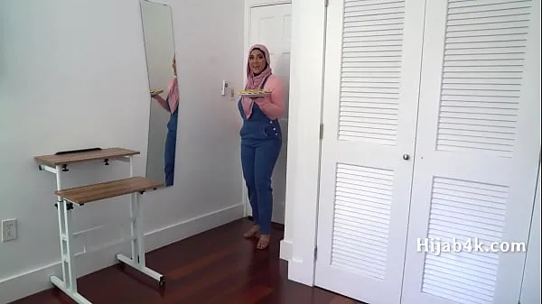 Oglejte si videoposnetke Corrupting My Chubby Hijab Wearing StepNiece vožnjo