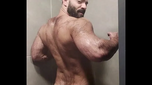 ดูวิดีโอ Furry sweat bear taking a shower after training drive