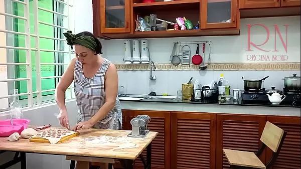 ดูวิดีโอ Nice depraved cook lady makes ravioli for dinner! The owner of the resort makes the maid to work naked. It's nice to look at a naked maid. Pussy, boobs, nipples, shaved pubis. Fuck the maid! Fuck the cook drive