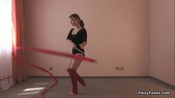 Nézze meg Perfect body teen Sasha Galop stretching her legs on floor naked vezesse a videókat