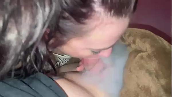 Pozrite si videá Sucking cock while blowing smoke šoférujte ich