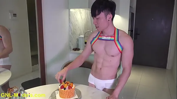 Wow he's so sweet guy!? Loves cake and nipple play ड्राइव वीडियो देखें