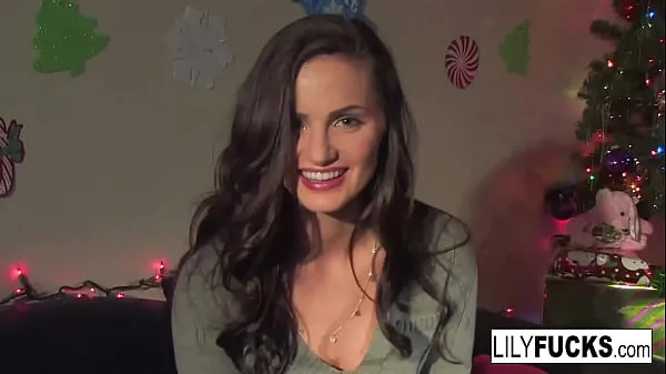 Regardez Lily nous raconte ses vœux de Noël excitants avant de se satisfaire dans les deux trous vidéos de conduite