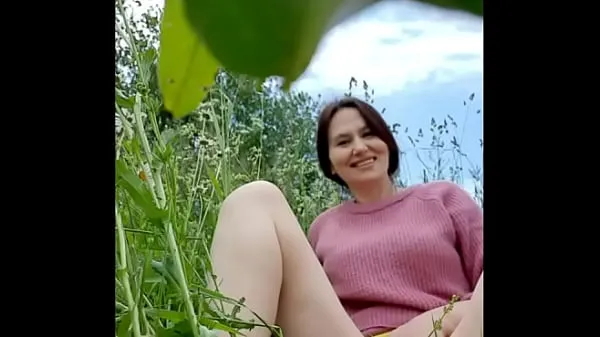 Mira MILF cachonda desnuda en un campo de manzanilla se masturba, mea y protege de una avispa / Angela-MILF videos de Drive