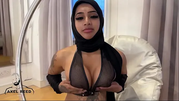 Regardez FILLE MUSULMANE ARABE AVEC HIJAB BAISÉE DUR PAR AVEC MUSCLE MAN vidéos de conduite