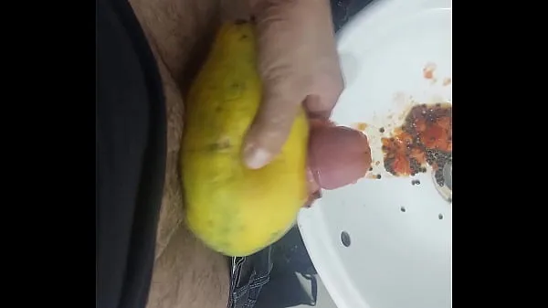 Masturbation with fruits. What things have friends gotten into ड्राइव वीडियो देखें