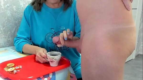 Guarda i video La nonna MILF beve caffè con sperma tabù, grosso cazzo carico enorme guida