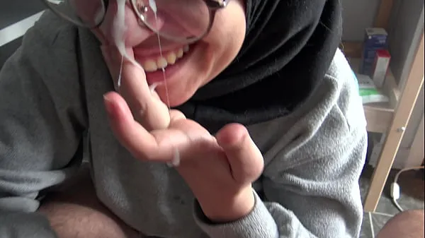 Bekijk video's A Muslim girl is disturbed when she sees her teachers big French cock rijden