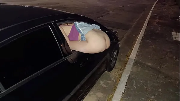 Titta på Wife ass out for strangers to fuck her in public drive-videor