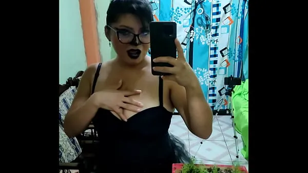 观看This is the video of the dirty old woman!! She looks very sexy on Halloween, she dresses as Dracula and shows off her beautiful tits. She thinks she can still have sex and make homemade porn驱动器视频