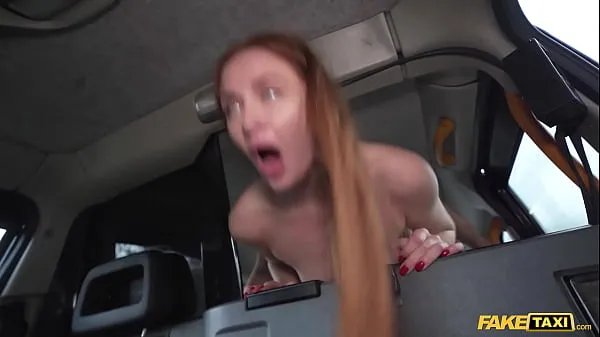 Regardez Fake Taxi MILF rousse en bas nylon sexy chevauche une grosse bite dans un taxi vidéos de conduite