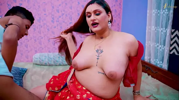 A sexy lady house owner seduces her servant for sex ड्राइव वीडियो देखें