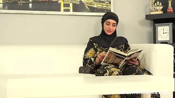 Bekijk video's Sweet woman in hijab tried on salesman's dick instead of new clothes rijden