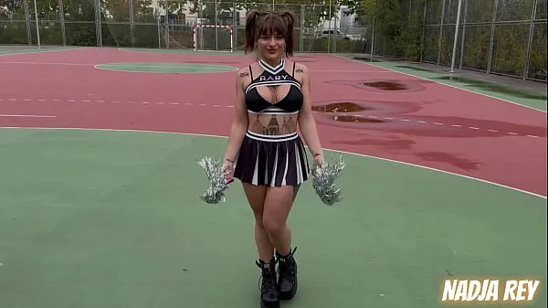 Xem CHEERLEADERS Fucks on THE STREET and swallows the CUM thúc đẩy Video