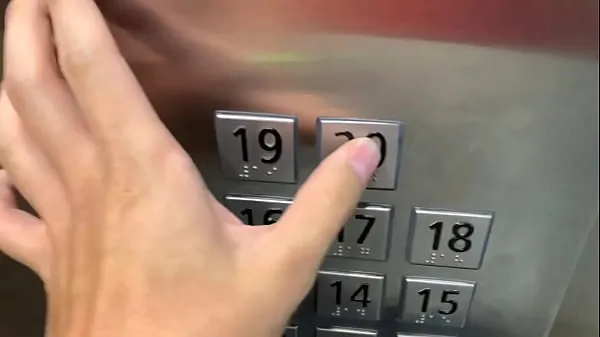 Assista Sexo em público, no elevador com um estranho e eles nos pegam vídeos de drive