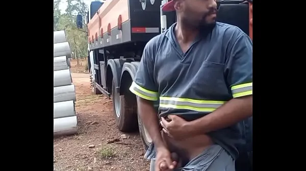 Worker Masturbating on Construction Site Hidden Behind the Company Truck ड्राइव वीडियो देखें