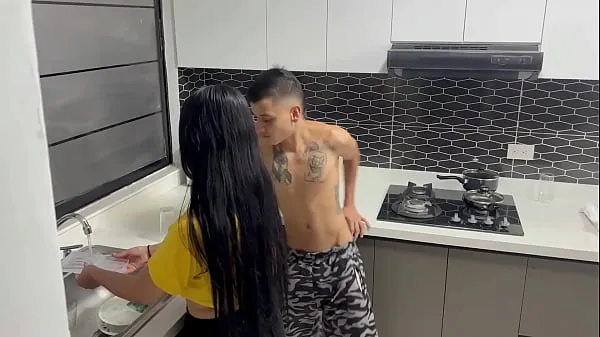 Titta på Amateur couple of stepbrothers have sex in the kitchen while their stepfathers are away drive-videor