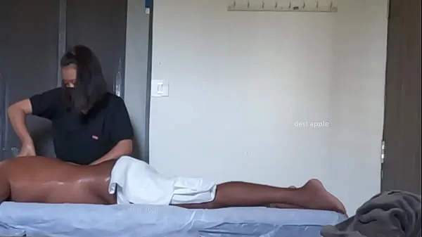 观看Indian tamil teen girl giving massage to matured man驱动器视频