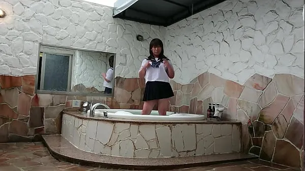 Oglejte si videoposnetke Japanese sissy with Japanese school uniform takes a bath vožnjo