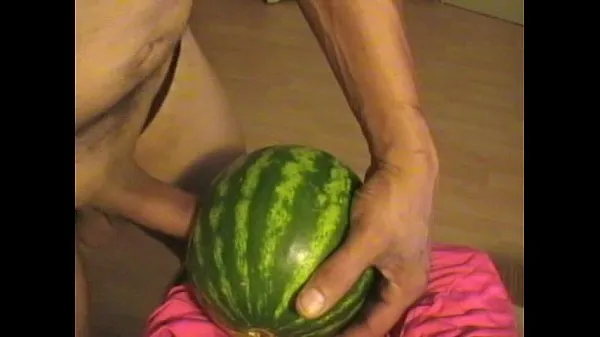 Bekijk video's Masturbating with fruit rijden