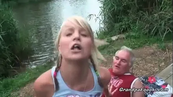 Podívejte se na videa Gorgeous blonde rides dick on the river shore řízení