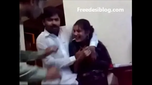 Se Pakistani Desi girl and boy enjoy in hostel room drevvideoer
